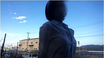 素人個人撮影巨乳熟女にヒタッと白シャツて/ノーフラ散歩露出オtニー潮吹き//流出/晒し/視姦　japanese/hentai/asian/milf/mom/big Tits/日本人/塾女/人妻