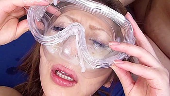 Asiatin Bekommt Bukkake Mit Zehn Schwaenzen