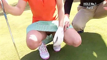 Asiatische Golfmaedchen Bekommen Extra Trainingsstunde