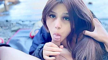 Teen 18+ Morena Argentina Mamando Verga Profundamente Al Aire Libre. Es Follada En Cuatro. Creampie