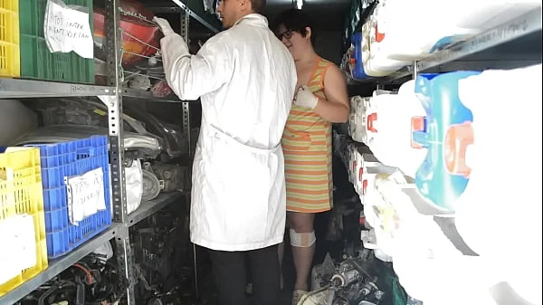 Se folla a la gorda en el almacén de recambios del taller. Es una gorda muy viciosa que quiere que le metan herramientas por el coño
