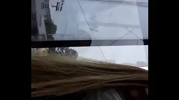 Sem calcinha no onibus... provocando ao passageiro do lado e deixando ele tocar a ppkinha .... quer ver o video completo??... : bolivianamimi