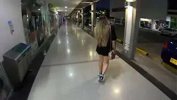 Sara Blonde caminando por el centro comercial en Bucaramanga con el lovense lush activado