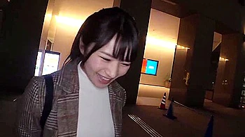 【実はエロい美少女】***◯に激似】なつきちゃん参上！普段は美容部員をしている彼女の応募理由は『仕事のストレスと寂しさ？…』性欲が限界まで高まり【爆発寸前】脱げば【巨乳&エロ尻】感度良し！フェラ上手し！