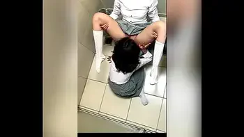 Dos Alumnas Lesbianas Mexicanas Tocándose en el Baño de la Escuela y Haciendo Sexo Oral! Dos ESTUDIANTES LESBIANAS MEXICANAS Calientes en el Baño de Mujeres se TOCAN Hasta TERMINAR!