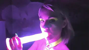 kelly copperfield deepthroats LED glowing dildo on webcam