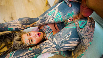 Tattooed babe Anuskatzz gets her tight ass stretched deep by thick Italian cock in wild anal fuck