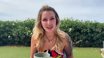 Mila, 34, comes to live her experiences in the South ... - Jacquie et Michel TV