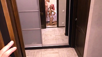 on s enregistre baiser dans la salle de bain