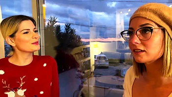 Vincent wins the jackpot at the casino - Jacquie et Michel TV