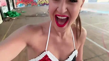 elle se fait baiser par a un clown