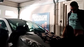 a plat ventre sur le capot de la voiture