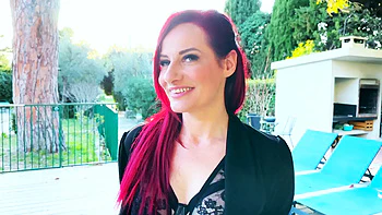 Sally, 36, goes through an unknown box for her! - Jacquie et Michel TV