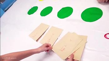 251130男女でツイスターゲームをプレイg4