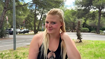 Queen, 20 years old, sublime beginner in X! - Jacquie et Michel TV