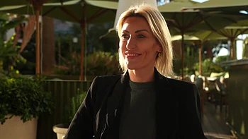 Jessie experiences the tornado Marie ... - Jacquie et Michel TV