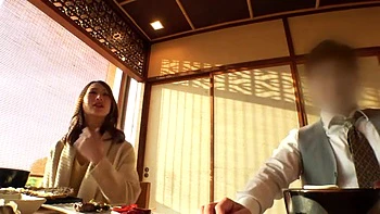 甘美な色気漂う美人妻がむしゃぶりつくフェラして淫らにピストンで感じる