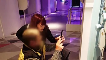 ミニスカ美女が中年男とデートしてホテルでセクシー紐パンティチラリ