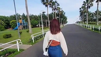 色白美肌の美形お姉さんがパイパンを手マンされて腰クネクネで艶やかに感じる