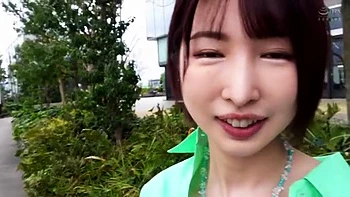 ボブショートヘア美女が舌先で亀頭チロチロフェラ、M字開脚でバイブオナニー