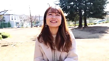 キュートなムッチリ巨尻美女がM字開脚オマンコ愛撫でパンティにシミ