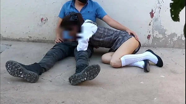 Estudiante chupando la pija de su compañero de la escuela