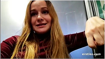 Sally B Masturbiert Auf Der Flugzeugtoilette