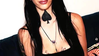 Tiffany takes care of the customers... - Jacquie et Michel TV