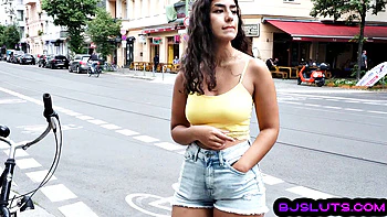 Stunning babe deepthroating