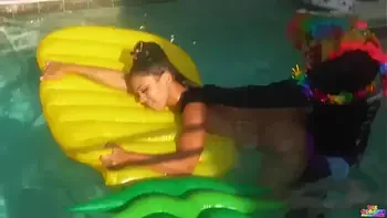 18 year old Lifeguard gets fucked for clout