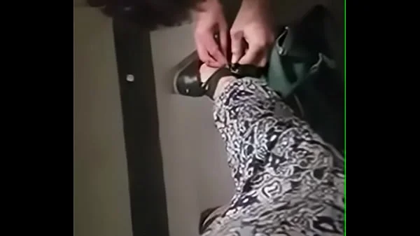 مستريس عربيه تقوم بذل كلبها وخادمها وتشتمه وتسبه في مكان عام الجزء التاني