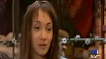 Jolie asiatique et son sosie se font baiser l'une après l'autre