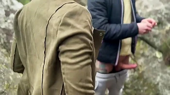 pam organise un trio dans les montagnes avec un amie