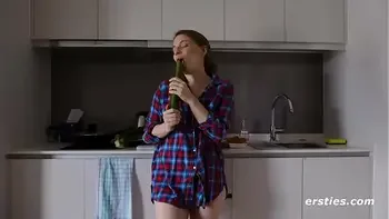 Julia steht auf heiße Gemüse-Spielchen