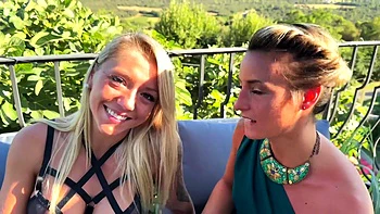 Amanda really likes our Apollo... - Jacquie et Michel TV