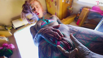 Tattooed hottie Anuskatzz has fun in the RV