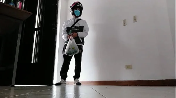 Me follé al repartidor sin condón