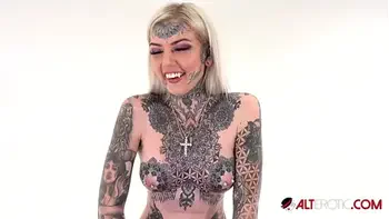 Tattooed Amber Luke rides the tremor for the first time