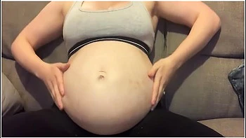 Moisturising My Pregnant Bump With Lotion