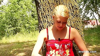 Blondine Isabella Masturbiert Auf Wanderweg Mit Analplug Und Zwei Vibratoren