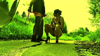 tenue en laisse elle le suce sur la route