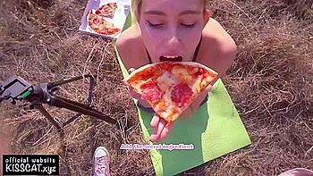 Pickup Eighteen For Pizza / Outdoor Sex And Sloppy Oral