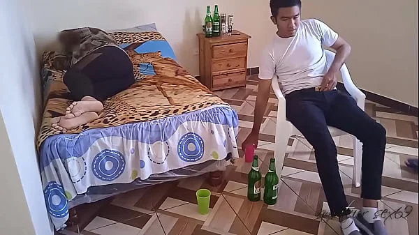 Cornuda de mi mujer: vemos una pelicula mientras ya estamos mareados y la amiga de mi mujer me agarra mi gran polla hasta metercela toda cuando mi mujer descansa por poco nos descubre