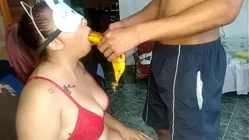 profesor le coloca un reto para pasar el semestre y para terminar con su polla en la boca despues del juego de gustos