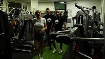 With sparkling eyes, Rose devours Luna... - Jacquie et Michel TV