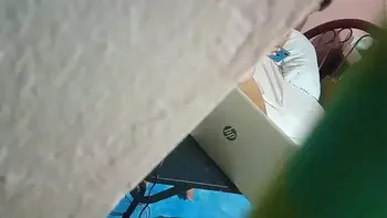 Me gusta ir a casa de mi abuelita porque puedo espiar a mi tía