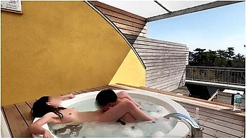 個人撮影朝に露天風呂て癒された後室内に戻った瞬間に我慢てきすヘットに押し倒して中出しsex激しいヒストンの音か鳴り響く...japanese Amateur Hentai 日本人