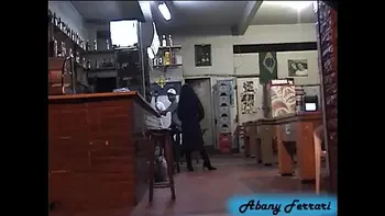 Inacreditável!!! Duas gatas Nuas dentro do Metrô e passageiro mete a mão