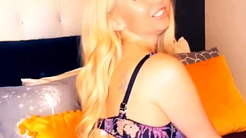 Amateur Webcam Cute Teen Plays Solo with Big Dildo