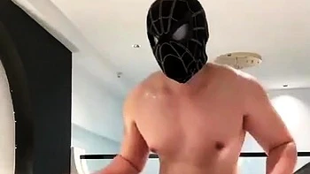 風騷美女穿著透明黑絲連身內衣淪為飛機杯